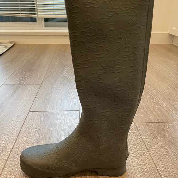 Size 8 Ugg rubber rain boots - Picture 2 of 9